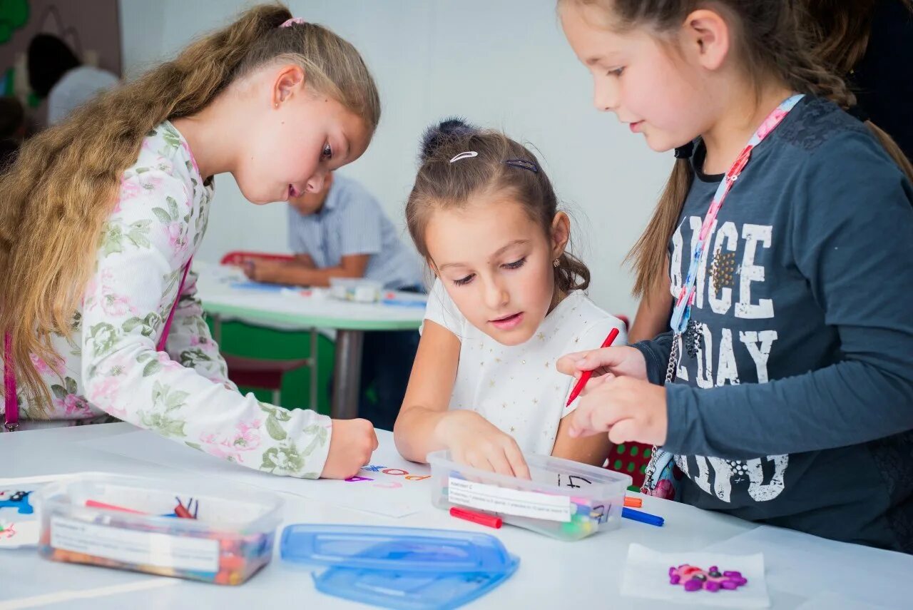 Здоровый ученик. Стильная форма для школы для первоклашки. Школьные каникулы для первоклассников. Дополнительные каникулы для первоклассников. Дети счастливые бегут в школе.