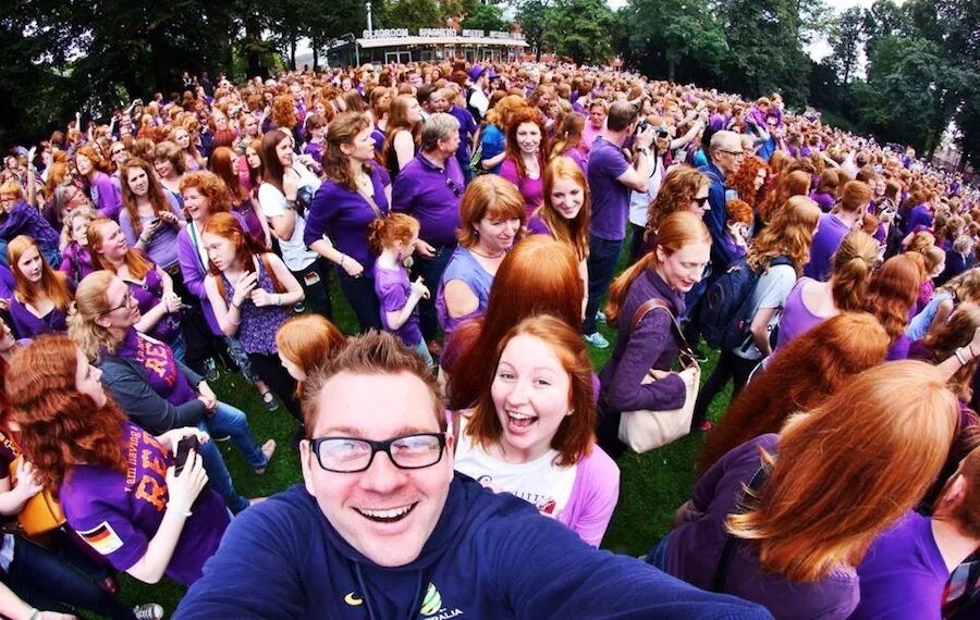 много рыжих. фестиваль рыжих. много рыжих людей. фестиваль рыжих в ирландии. много рыжих людей.