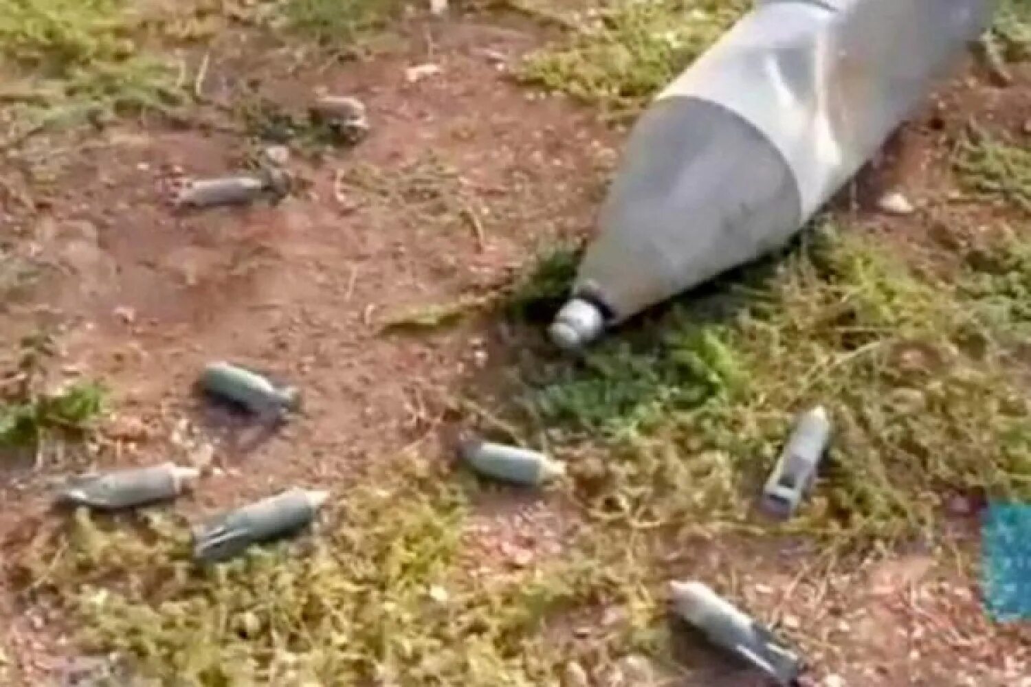 Рикошет бомбы от чего именно. Кассетные бомбы Украина 2014. Кассетные бомбы МК-20. Кассетные бомбы РСЗО. Кассетные противопехотные боеприпасы.