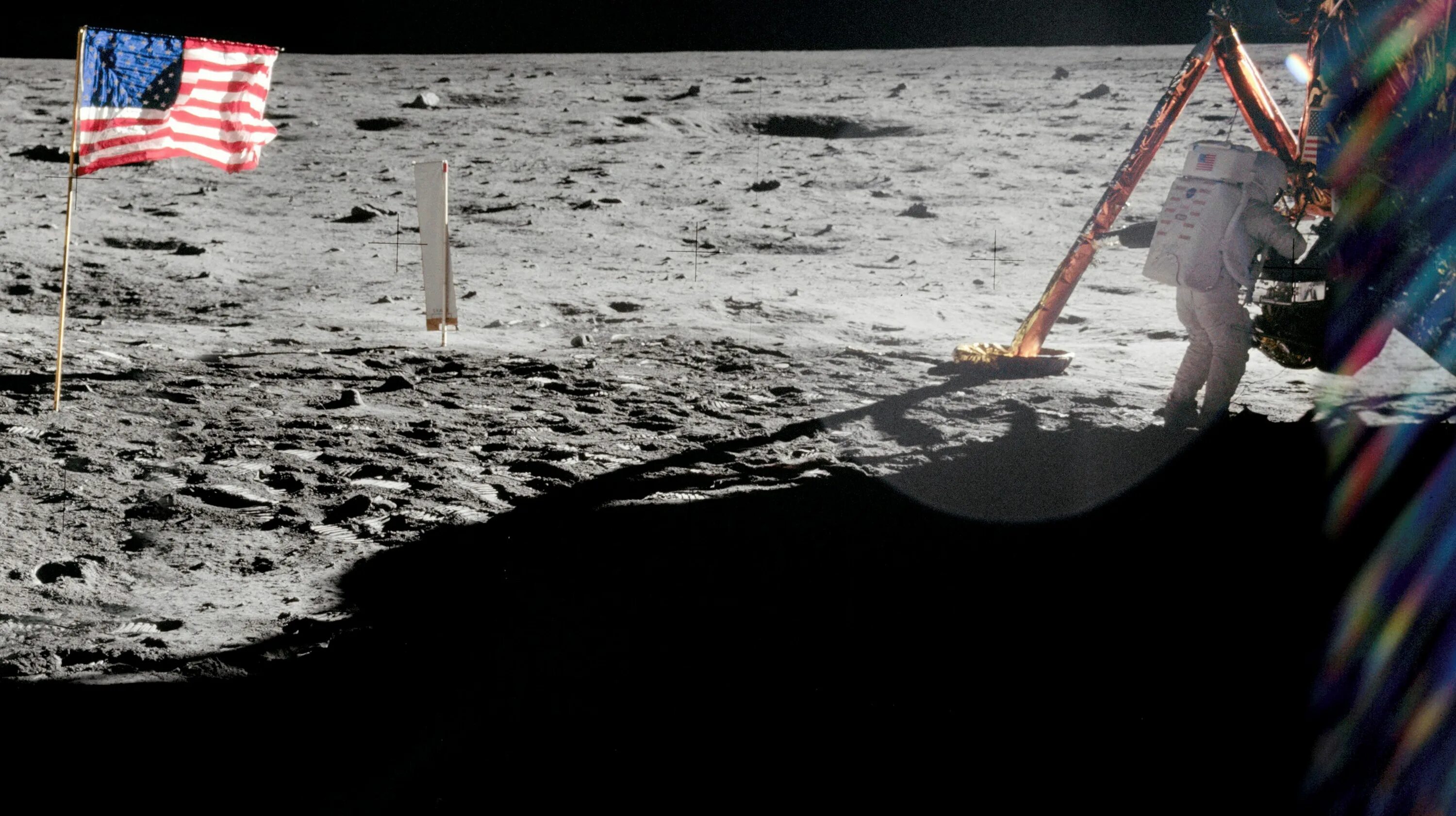 Armstrong on the moon. Армстронг первый на Луне.