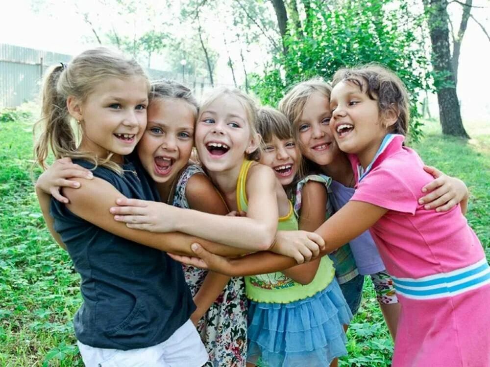 Подруги в лагере. Один раз в летнем лагере. Дети летом в лагере. Девочки в летнем лагере фото. Летний спортивный лагерь.