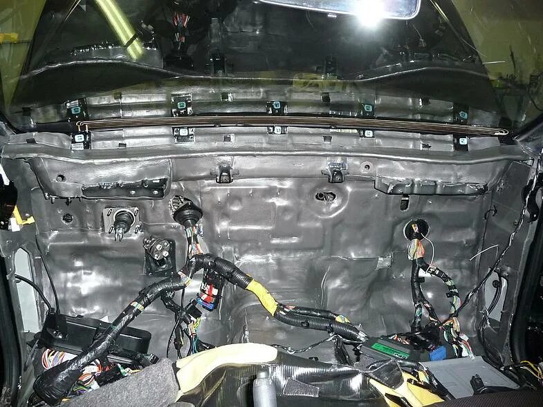 Шумоизоляция щита под капотом ваз 2112. Шумоизоляция моторного отсека nissan qashqai. Шумоизоляция моторного щита nissan teana 2. Шумоизоляция мотора нива 4 4. Шумоизоляция моторного щита гранта.