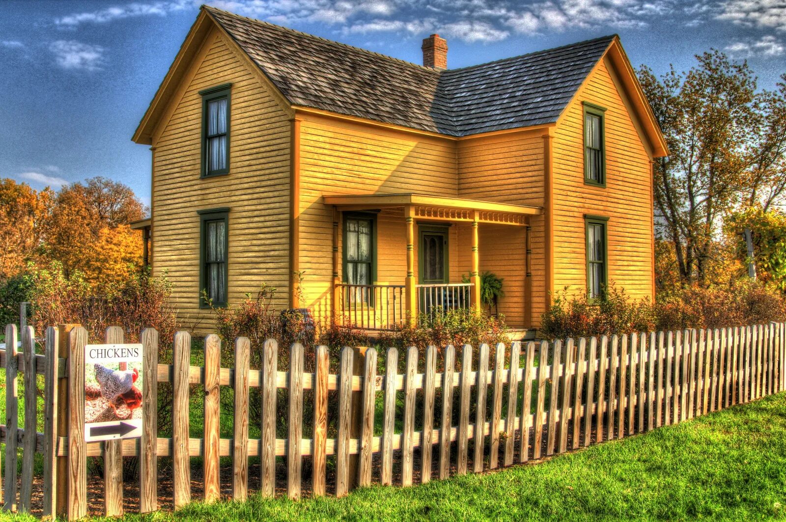 красивый солнечный дом. дом желтого солнца. дом желтого солнца. йеллоу хаус. желтый закат.