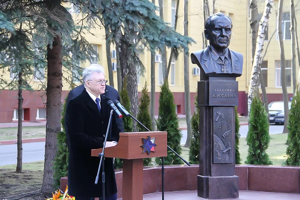 Анатолия савина. Памятник академику Леониду Верещагину.