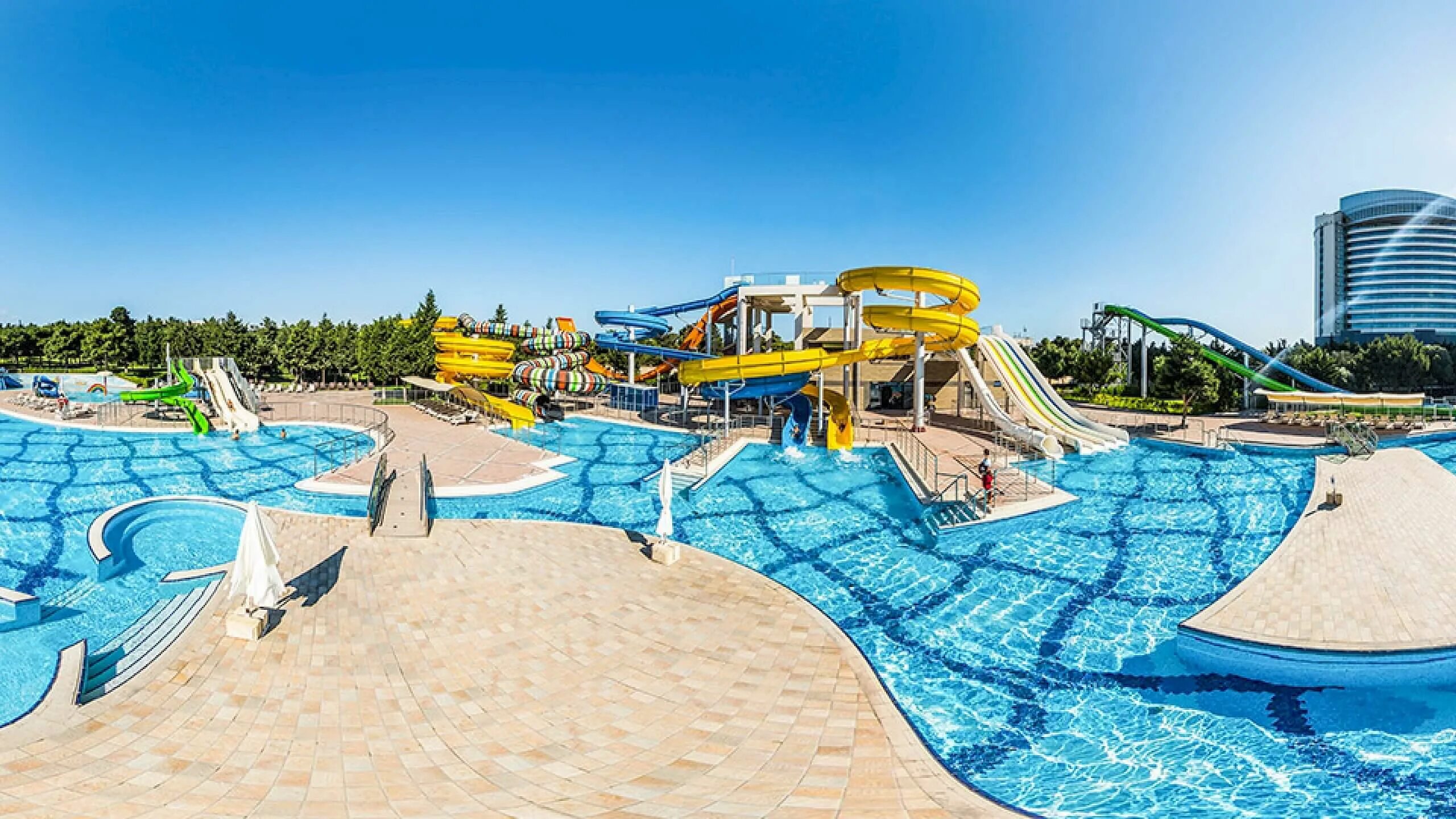 Отели азербайджана на берегу. Бильгя Бич отель. Баку аквапарк Bilgah Beach Hotel. Баку отель Бильгя Бич. Билгах Бич отель Баку.