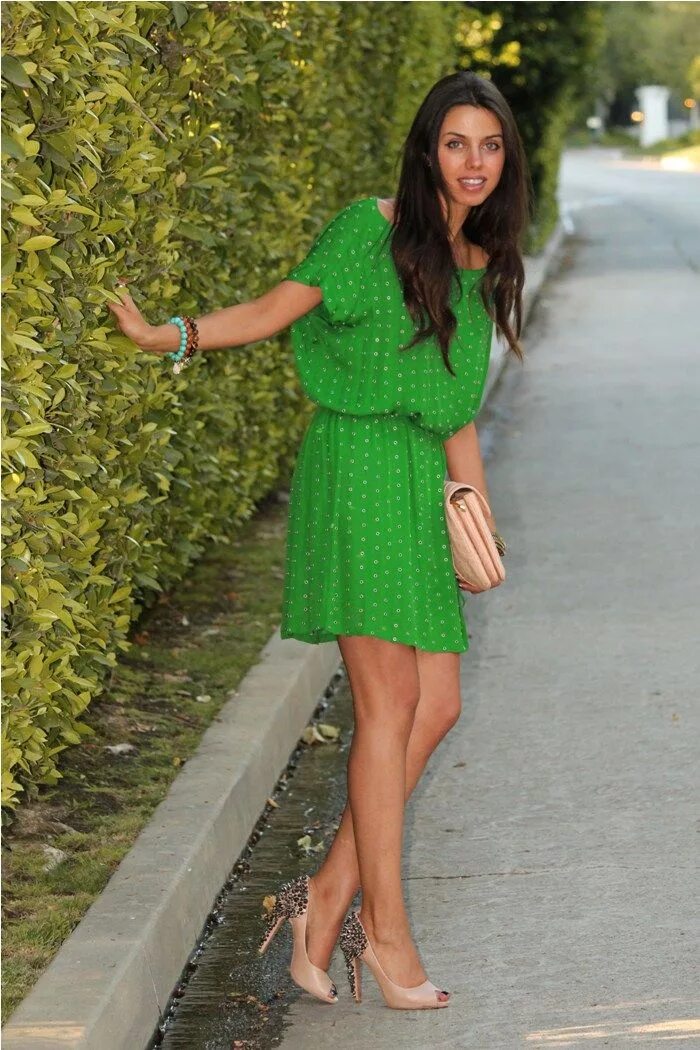 Зеленый платье какой туфли. Зеленое платье. Салатовое платье. Платье фисташкового цвета. Образ с зеленым платьем.