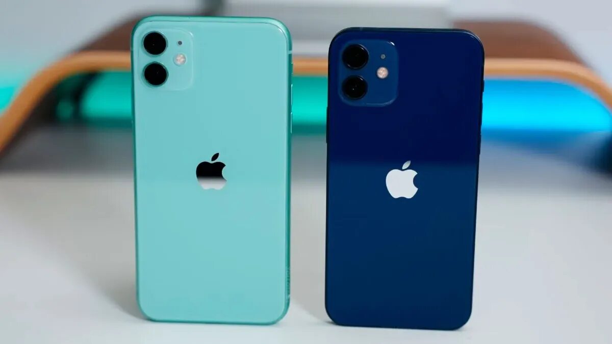 Что лучше айфон 12 или 11 про. Iphone 11 vs 12. Айфон 11 и айфон 12. Iphone 11 vs 12 Mini. Айфон 11 и Афон 12.