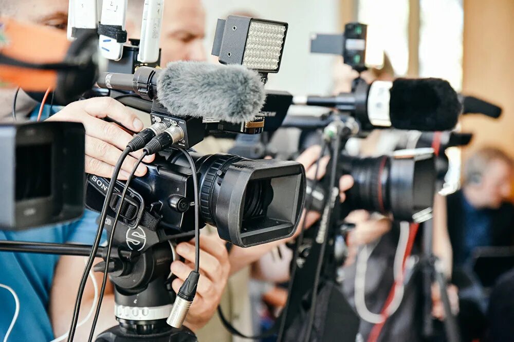 видеооператор с камерой. журналист эстетика профессии. репортёр фотоаппарат. журналист интервью. видеооператор с камерой.