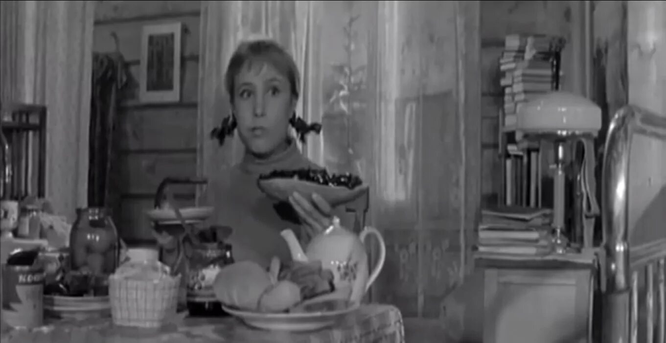 Надежда румянцева девчата с бутербродом. Девчата фильм 1961. Фильм девчата тося кислицына. Надежда румянцева тося кислицына. Девчата варенье.