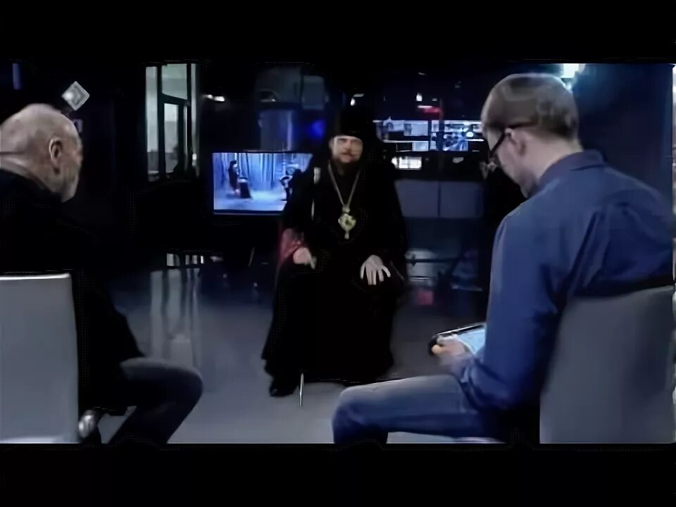 Кураев священник и солистки пусикет.