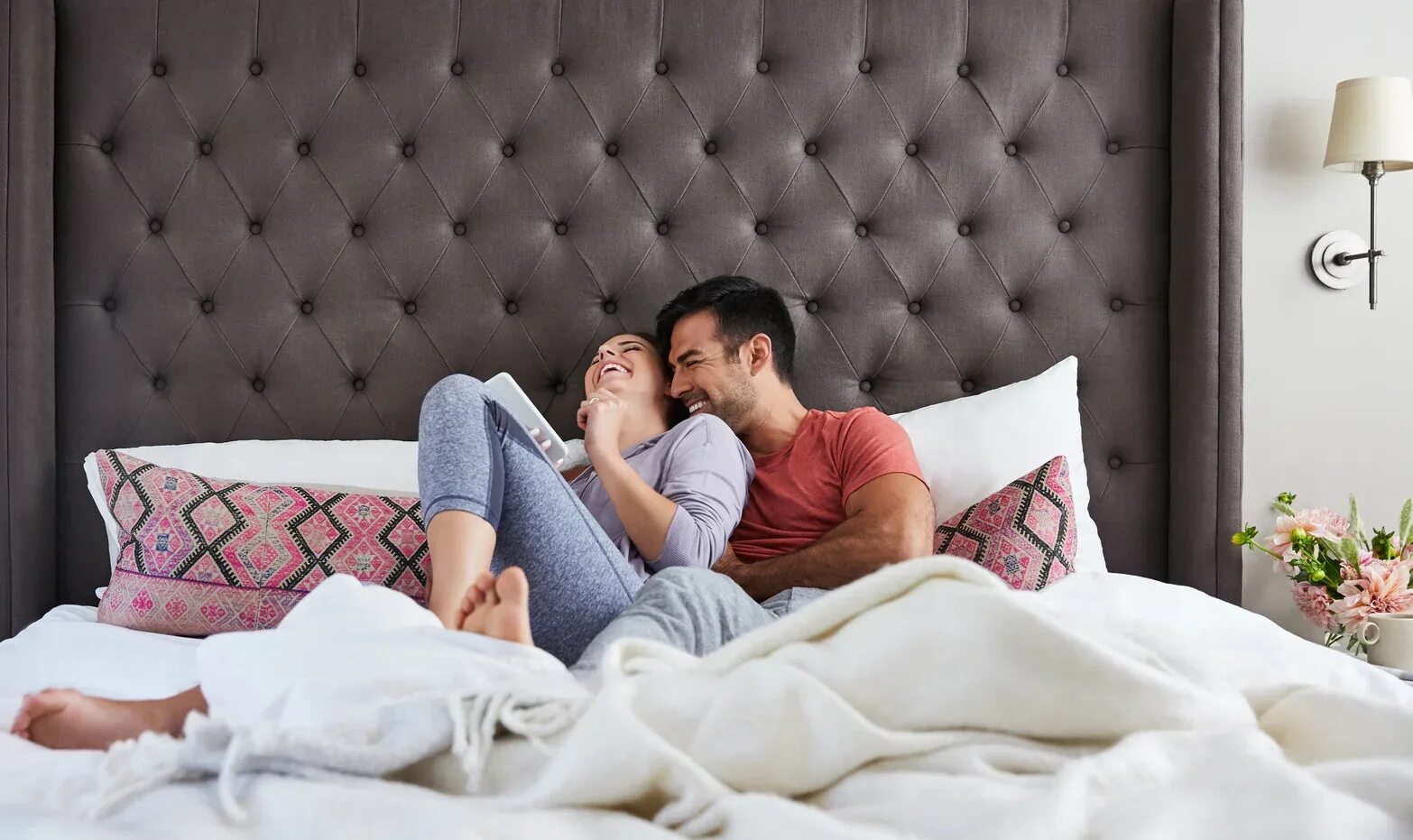 Room coupling. Мужчина и женщина в кровати. Пара в кровати. Кондиционер в интерьере. Развлечение в спальне супругов.