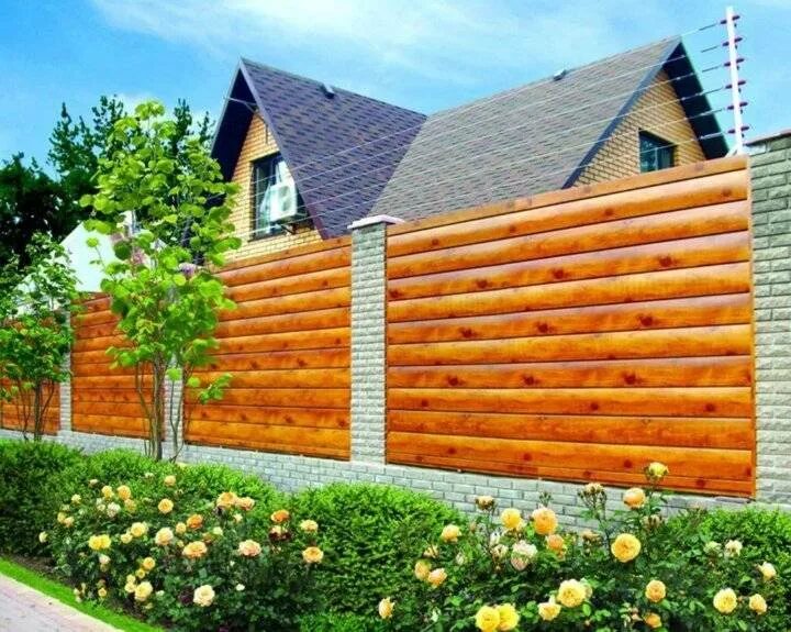 Красивый забор. Деревянный забор волной. Красивый забор из бревен. Забор из имитации бревна.