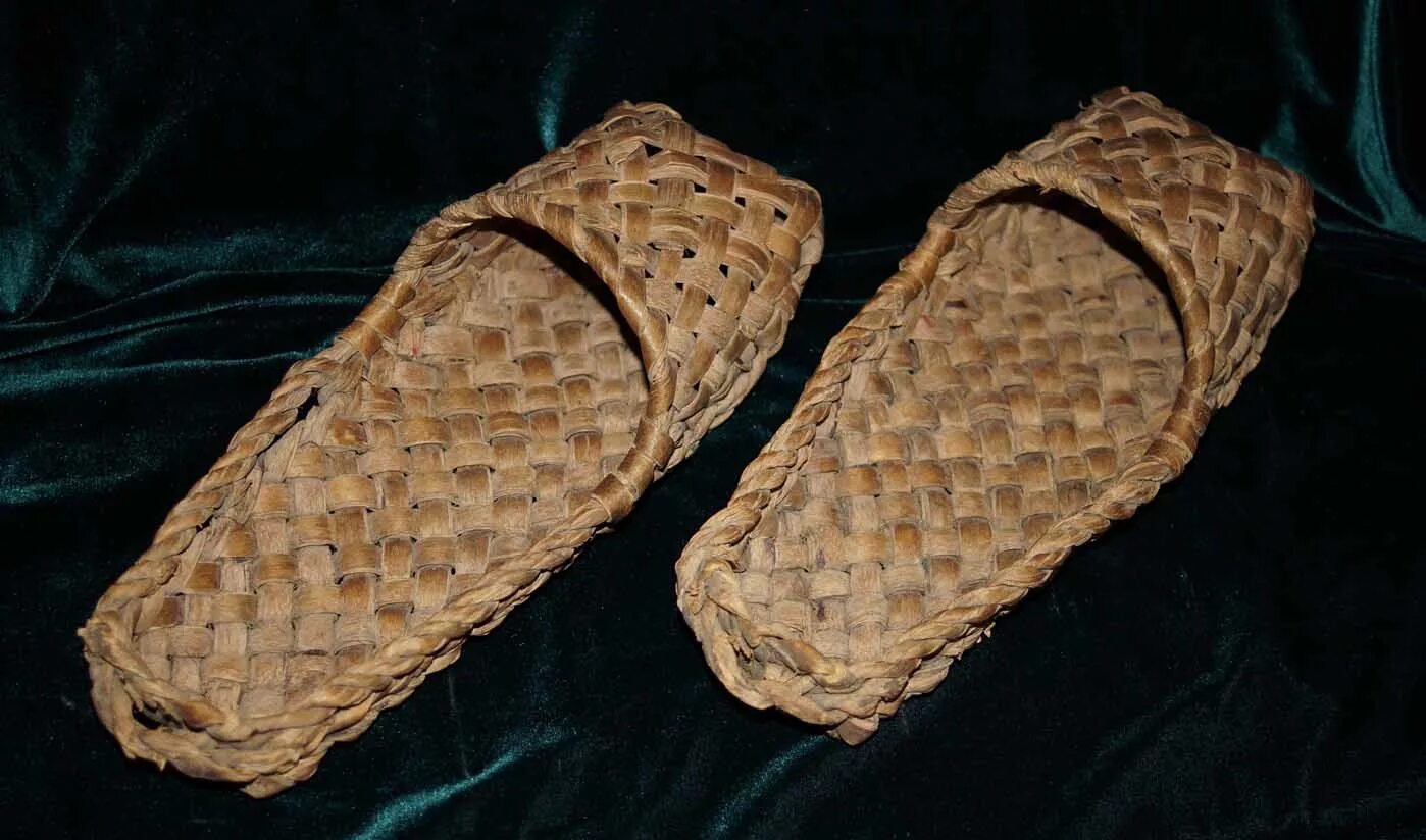 Онучи это в древней Руси. Обувь онучи древней Руси 10 века. Лапти обувь древней Руси. Лапти 18 века в России.