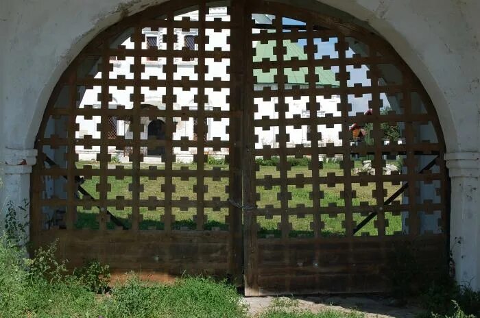 Ворота храма в суздале. Деревянные ворота монастыря муром. Фрески святых ворот спасо преображенского монастыря ярославль. Свято-троицкий герасимо-болдинский монастырь. Паломничество у огромных ворот.