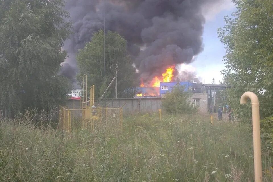 Пожар в казанском танковом. Пожар в Казани 14.08.2022. Пожар в Казани сейчас 05.08.2023. Мегастрой пожар в Казани. Пожар в Победилово в Казани.