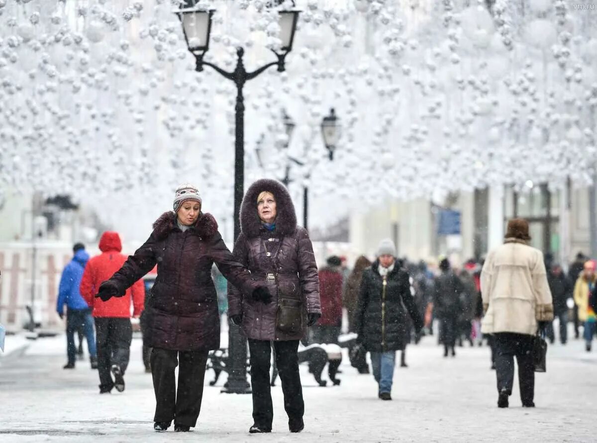 Расскажи погоду в новом. Декабрь люди город. Праздник голубого снега 26 декабря. Погода на улице. «Будет снег»: метеоролог о погоде в новогоднюю ночь.