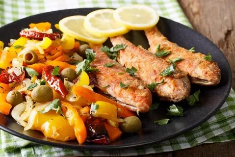 Кефаль с овощами в духовке