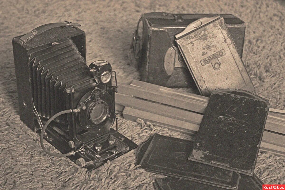 Фотоаппарат Сэттона 1861. Т Сэттон создал первый зеркальный фотоаппарат.