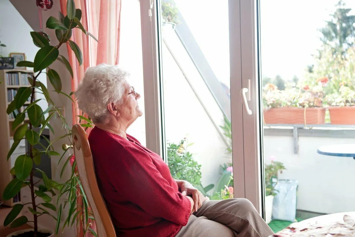 Жилье старика и старухи. Пожилая женщина у окна. Одинокая пожилая женщина. Пенсионерка у окна. Окна для пенсионеров.