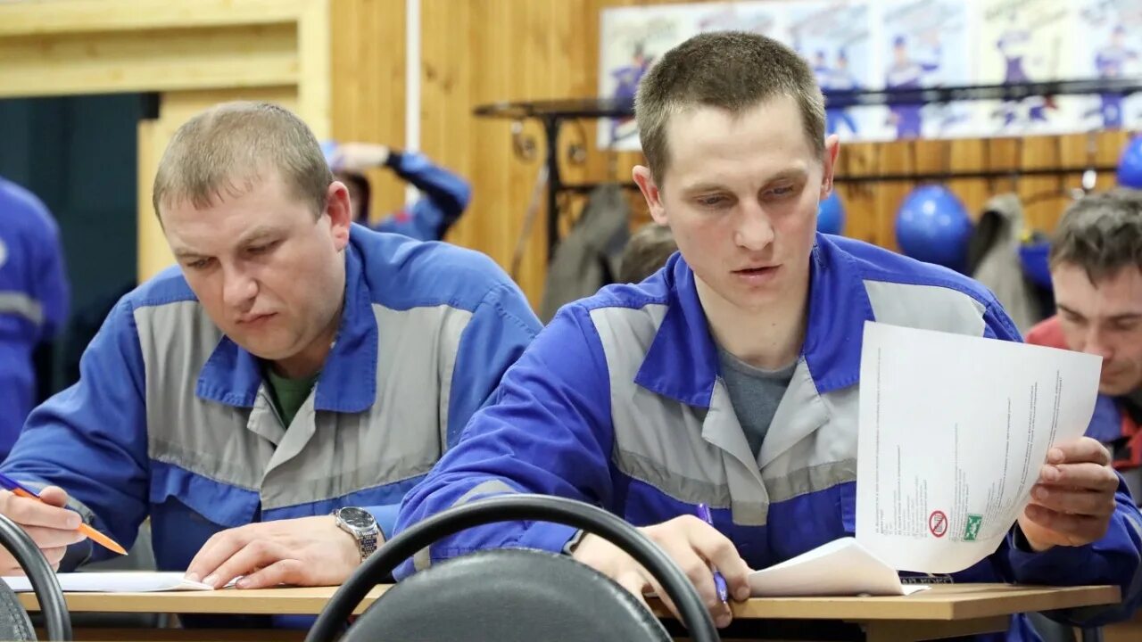 Подготовку кадров проводили
