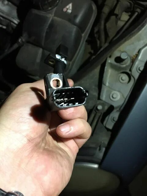 Датчик коленчатого вала мерседес 163. Поменять датчик на мерседес. Поменять датчик на мерседес. Датчик коленвала мерседес w210 2. 2 датчик коленвала.