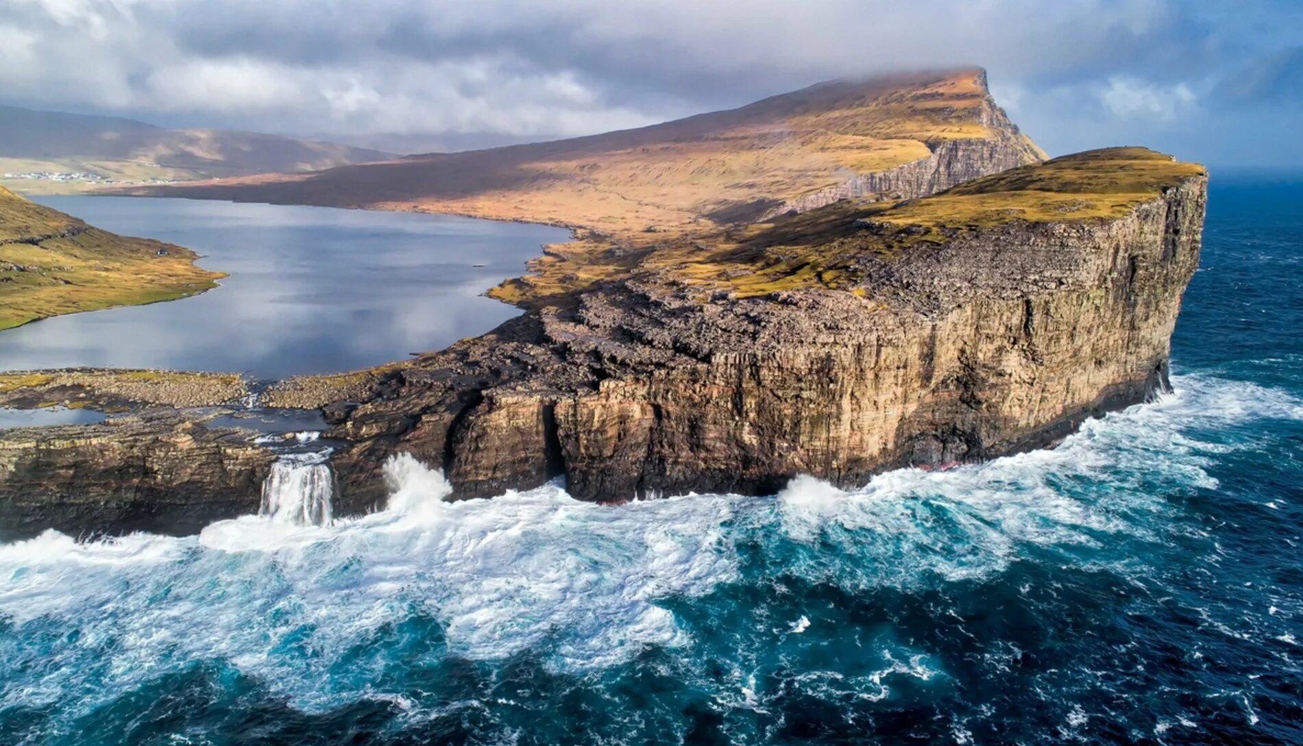 Фарерские острова озеро Сорвагсватн. Сорвагсватн озеро над океаном Фарерские острова. Висячее озеро Сорвагсватн, Фарерские острова.