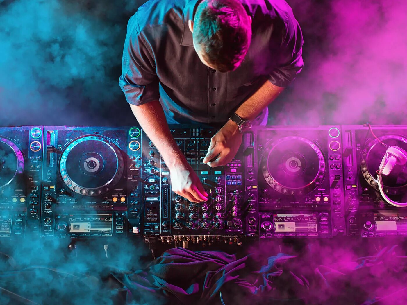 Девушка диджей. Сделай крутую музыку. Диджей на сцене. Вертушка диджея. Диджей с наушниками.