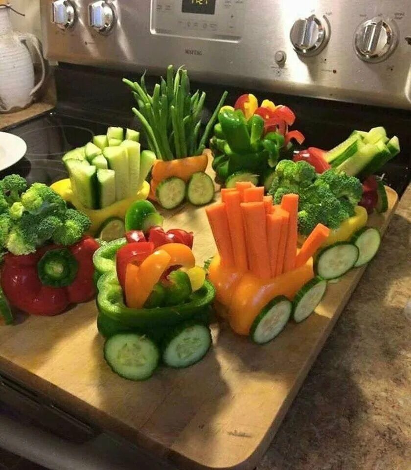 Как вкусно сделать овощи. Красивая блюдо на детский праздник. Овощная нарезка. Красивое украшение стола. Украшение стола овощами.