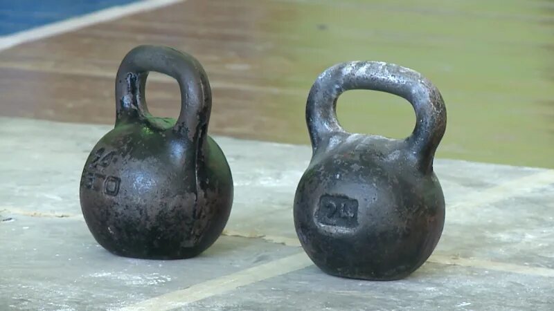 Гиря пилите шура она золотая. Они гири. Гиря 2 тонны. Самая тяжелая гиря в мире. Пилит гирю.