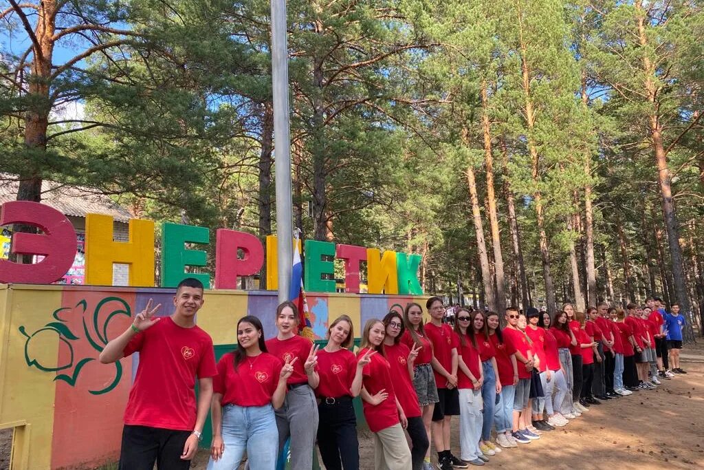 зимний языковой лагерь. оранжевая планета лагерь спб. зимняя смена в лагере 2023. зимняя смена в лагере. детский лагерь на зимние каникулы.
