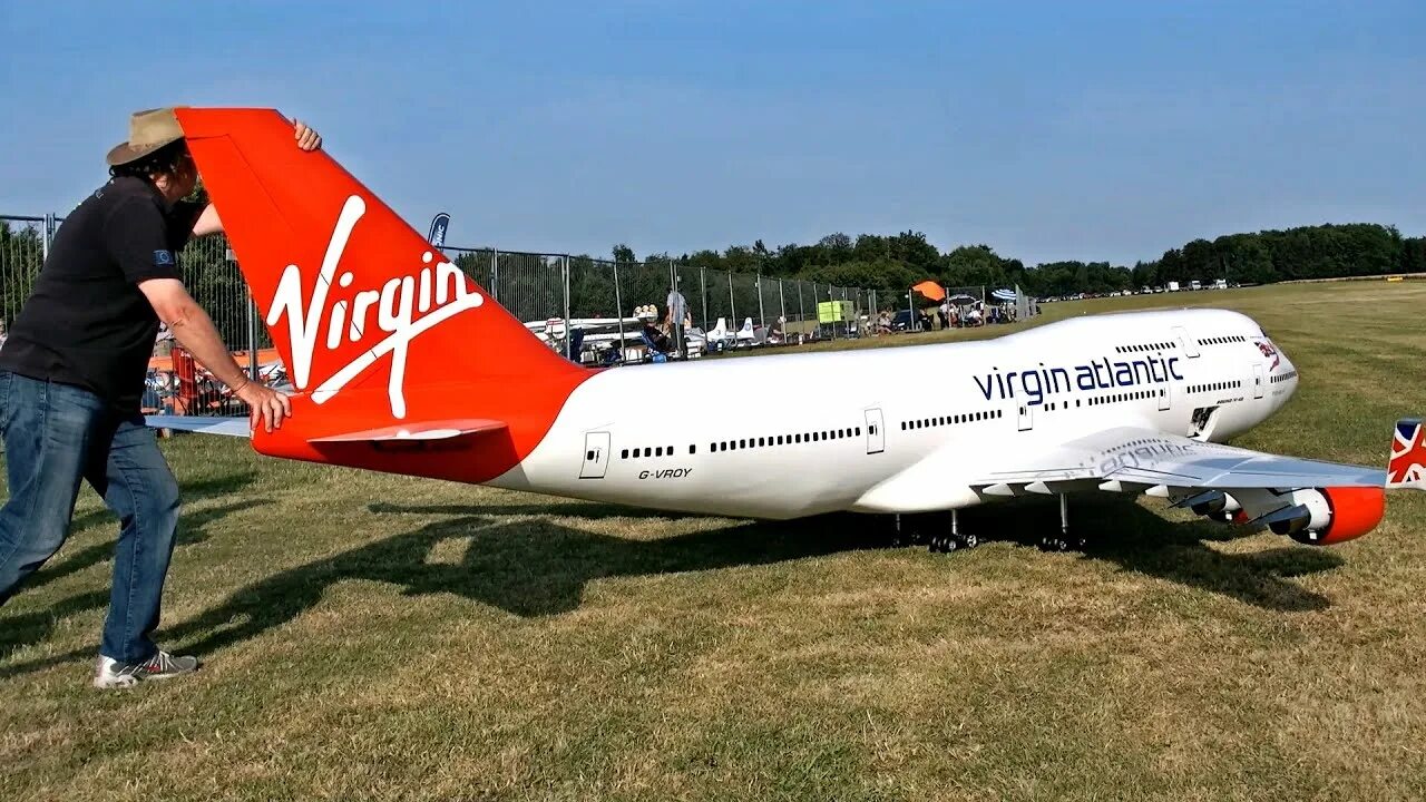 Радиоуправляемый самолёт Боинг 747. Модель RC Boeing 747-400. Самолет на радиоуправлении Боинг 747. Боинг 747 радиоуправляемая модель. Большая модель самолета