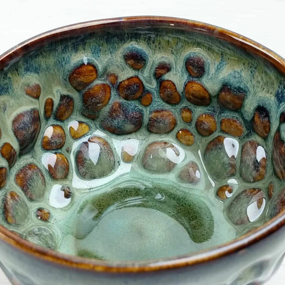 Глазурованная керамическая посуда. Глазуровка керамики. Глазурь для керамики зеленая. Глиняная посуда глазурованная.