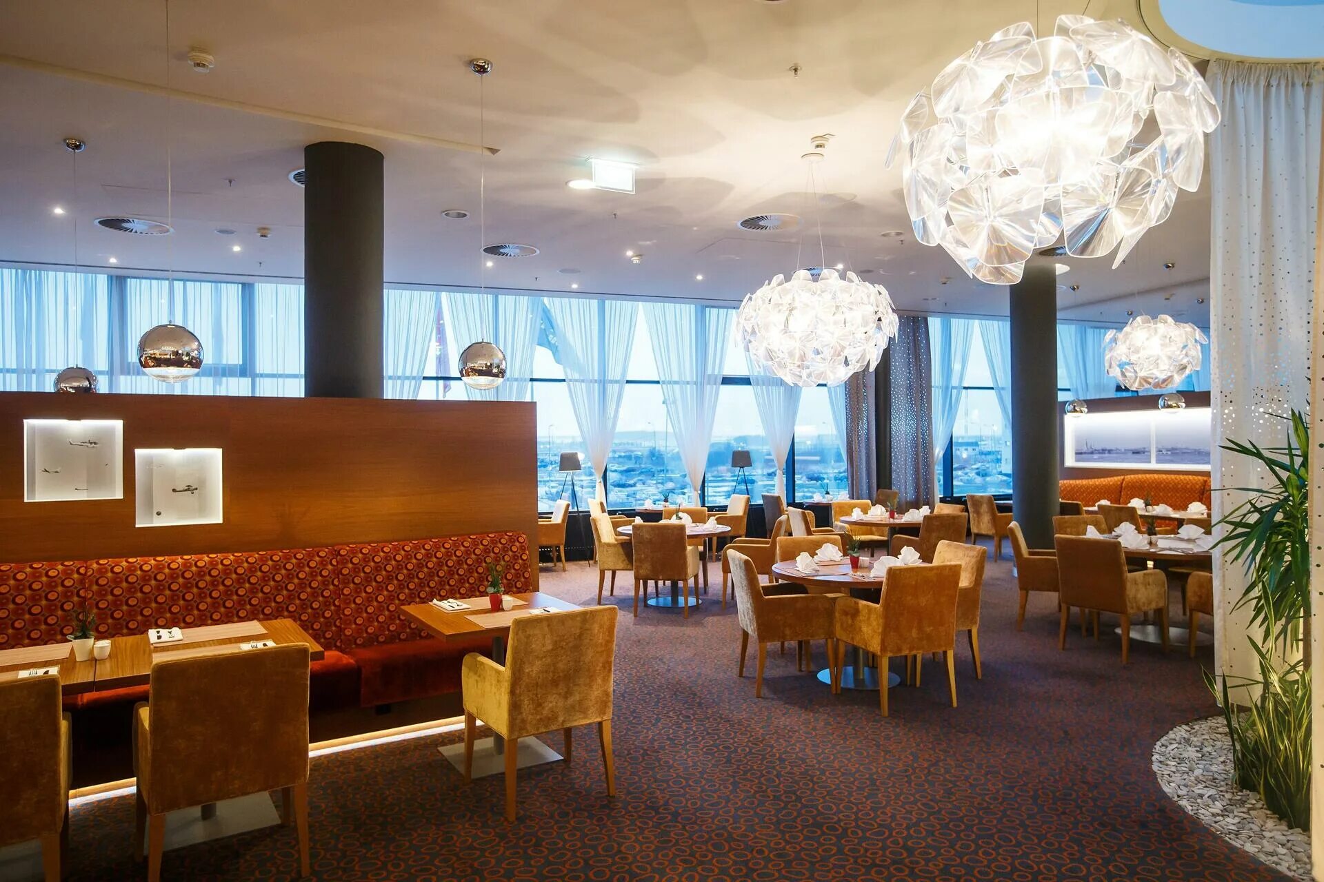 Аэропорт плаза санкт-петербург отель. Питер аэропорт плаза. Отель crowne plaza airport. Petersburg airport - краун плаза аэропорт. Crowne plaza конференц залы.