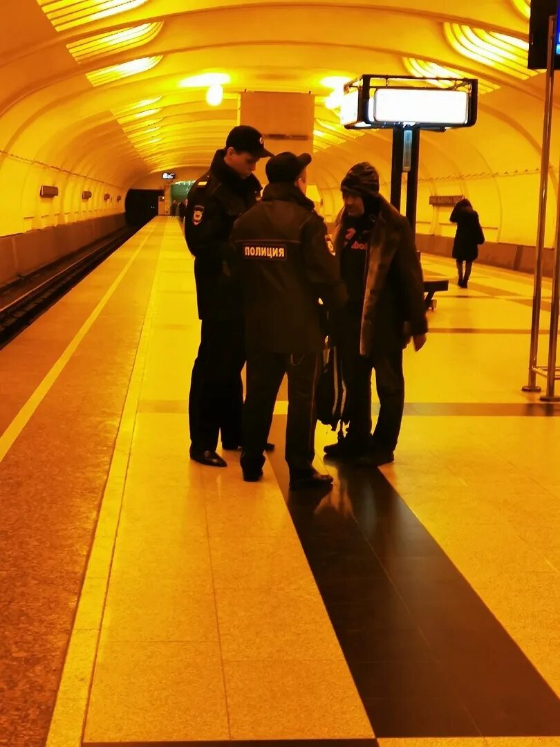 Метро Отрадное. Метро Отрадное Москва. Станция метро Отрадное фото. Желтый свет подземки.