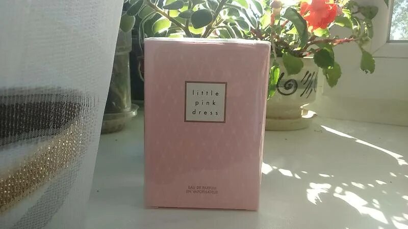 Розовая коробка духов. Гуччи парфюм розовая коробка 30мл. Колоре колоре пинк туалетная вода. Розовые духи в прозрачной коробочке. Туалетная вода emper saga man.