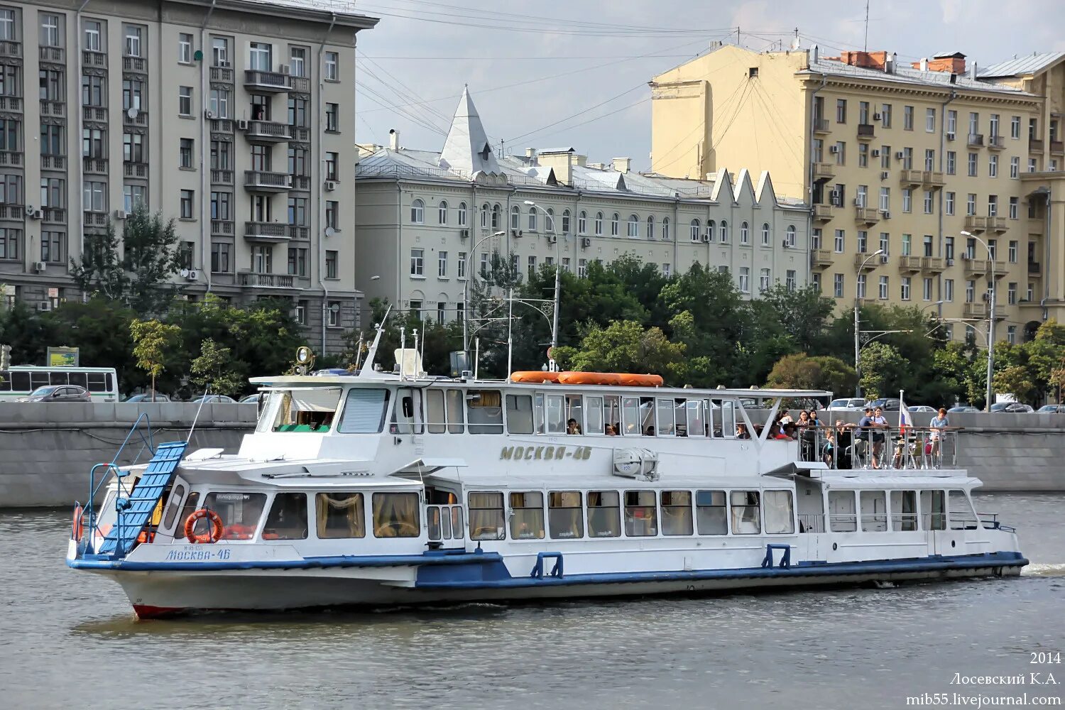 Речной общественный транспорт в москве. Речная маршрутка. Речной трамвай в париже. Речная маршрутка. Речной автобус.