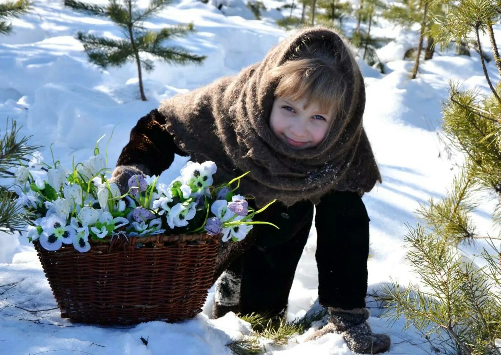 Корзинка с подснежниками. Девочка с подснежниками. Подснежник для детей. Подснежники в снегу.