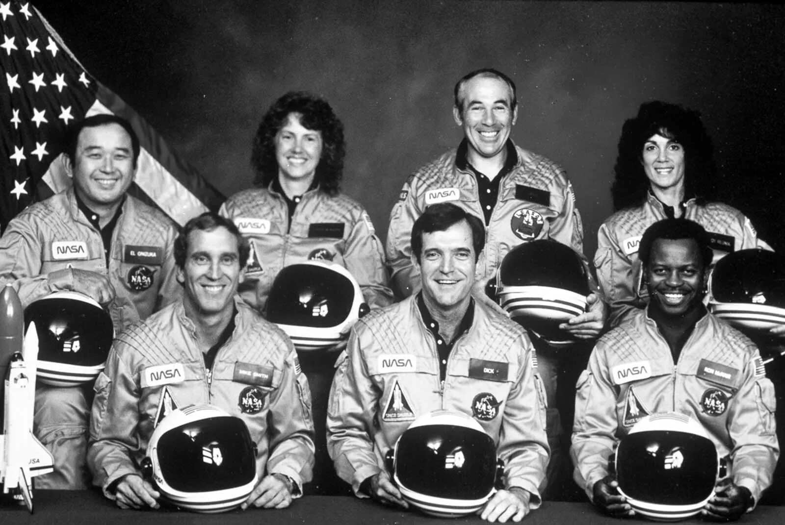Видео челленджера. Челленджер экипаж экипаж шаттла 1986. Катастрофа Челленджер 1986 экипаж. Рональд Макнейр астронавт. Астронавты Челленджера 1986.