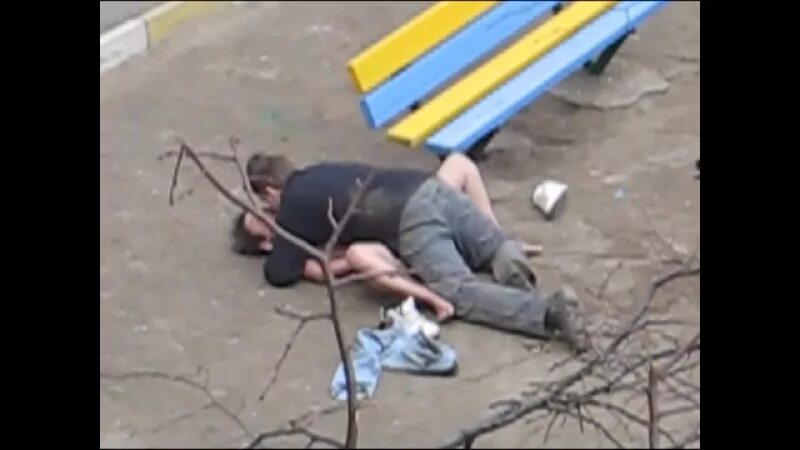 Молодые люди делают шпили-вили несмотря на предъявы