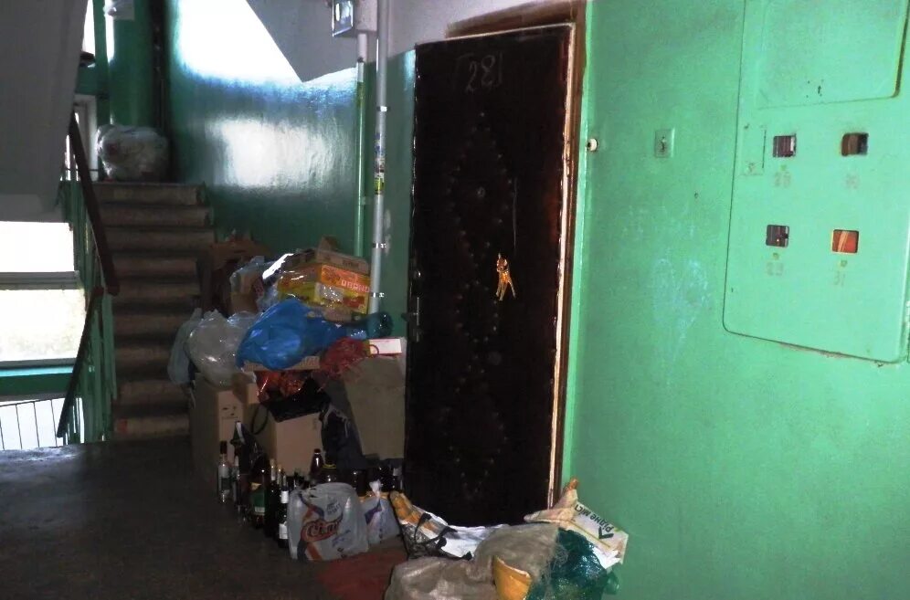 Захламление лестничных клеток. Захламление пространства. Загромождение лестничных площадок. Захламление лестничных клеток. Мотоцикл на площадке в подъезде.