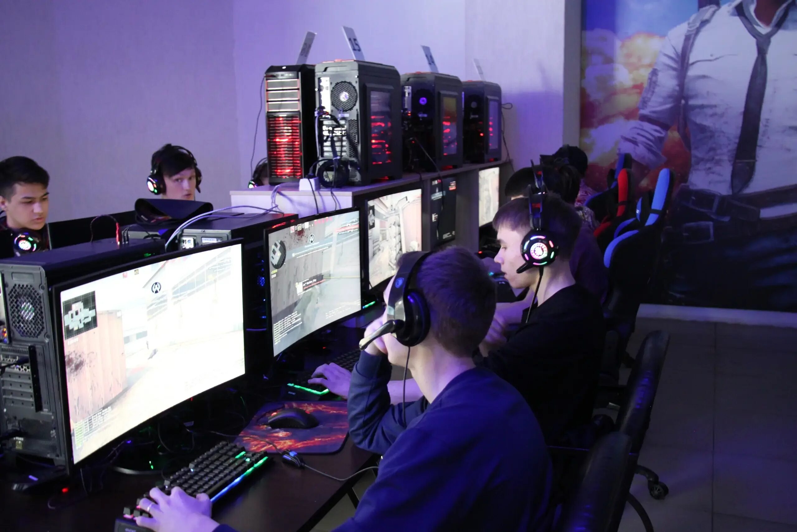 Кибер арена зал. Компьютерный клуб 2021. Кибер нефтекамск. Компьютерный клуб нефтекамск кибер. Кибер нефтекамск.