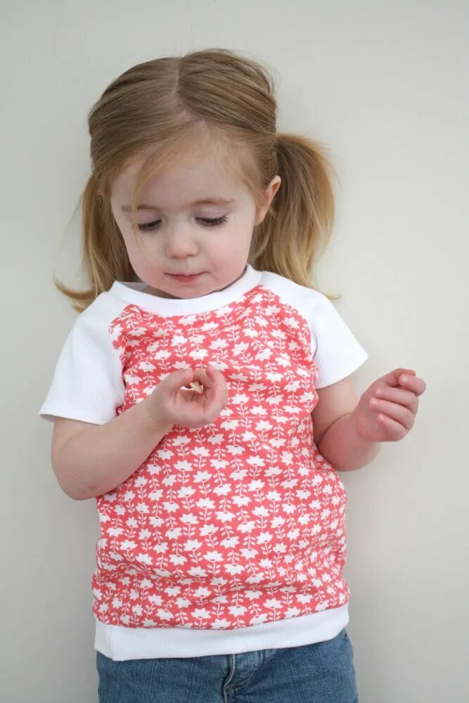 Выкройка детской футболки. Аппликации на одежду для детей. Выкройка футболки для девочки 3 года. Шьем футболки для девочки. Выкройка майки для девочки.