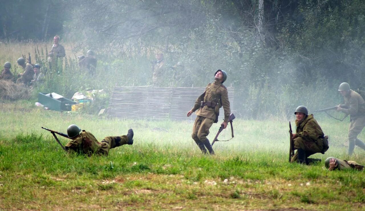 Время нападения. Поле боя. Солдат в поле.