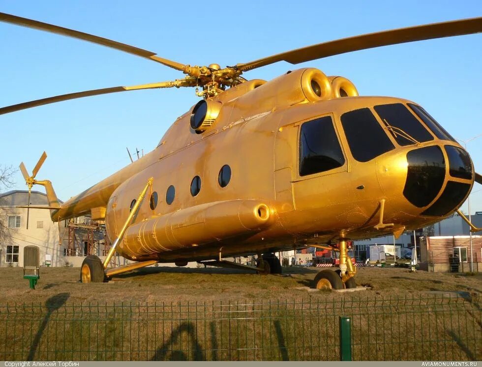 Mi gold. Золотой вертолет ми 8. Золотой вертолет Томилино. Золотой вертолет в Люберцах. Ми-8 вертолёт Гражданский.