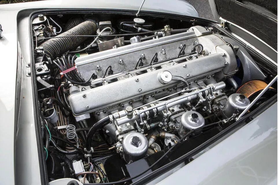 Двигатель дб. Aston Martin db5 двигатель. Aston Martin engine.