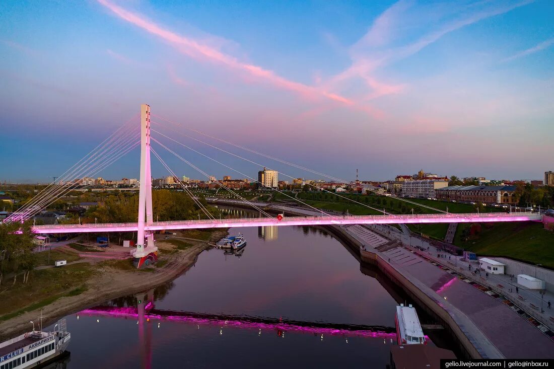 Вантовый мост Тюмень. Пешеходный мост Тюмень. Город Тюмень мост влюбленных. Тюмень столица Тюменской области. Чем известна тюменская область