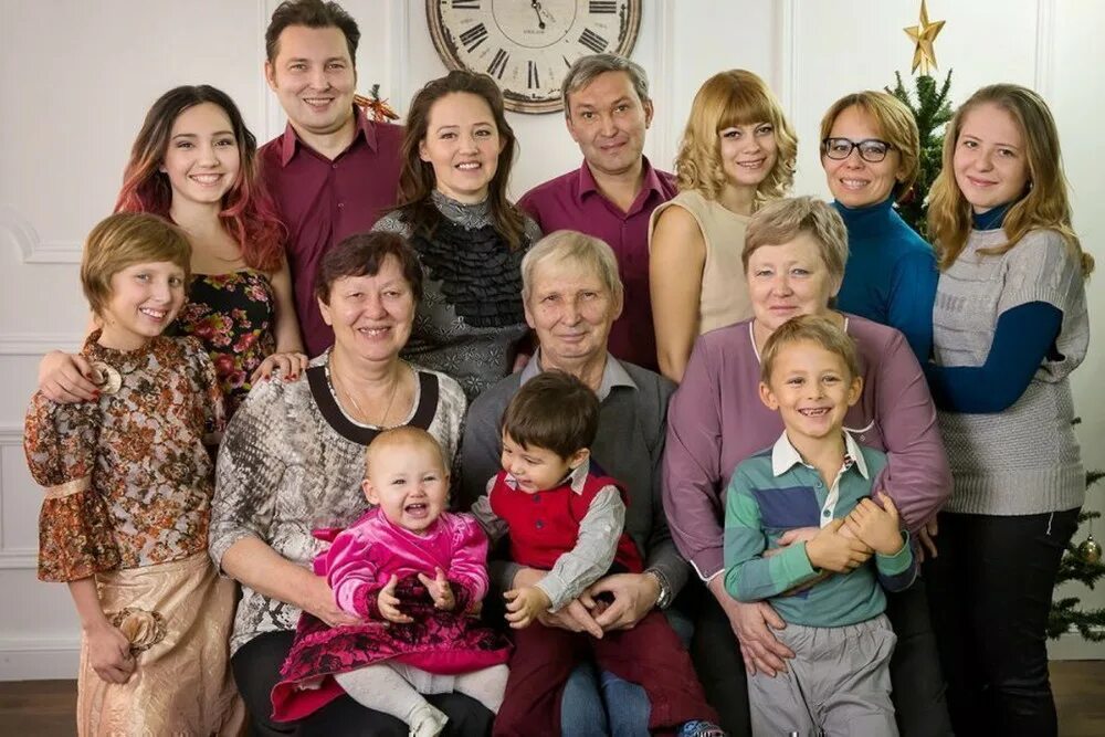 Большая семья. Русские многодетные семьи. Семья несколько поколений. Современная семья.