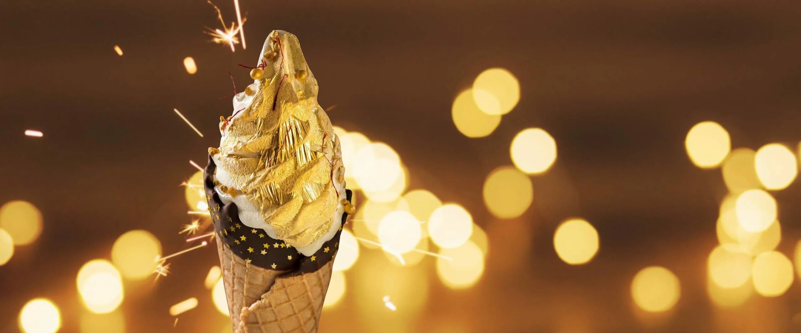 Сандей «Frrrozen Haute Chocolate». Золотое мороженое. Мороженое с золотом. Дорогое мороженое.