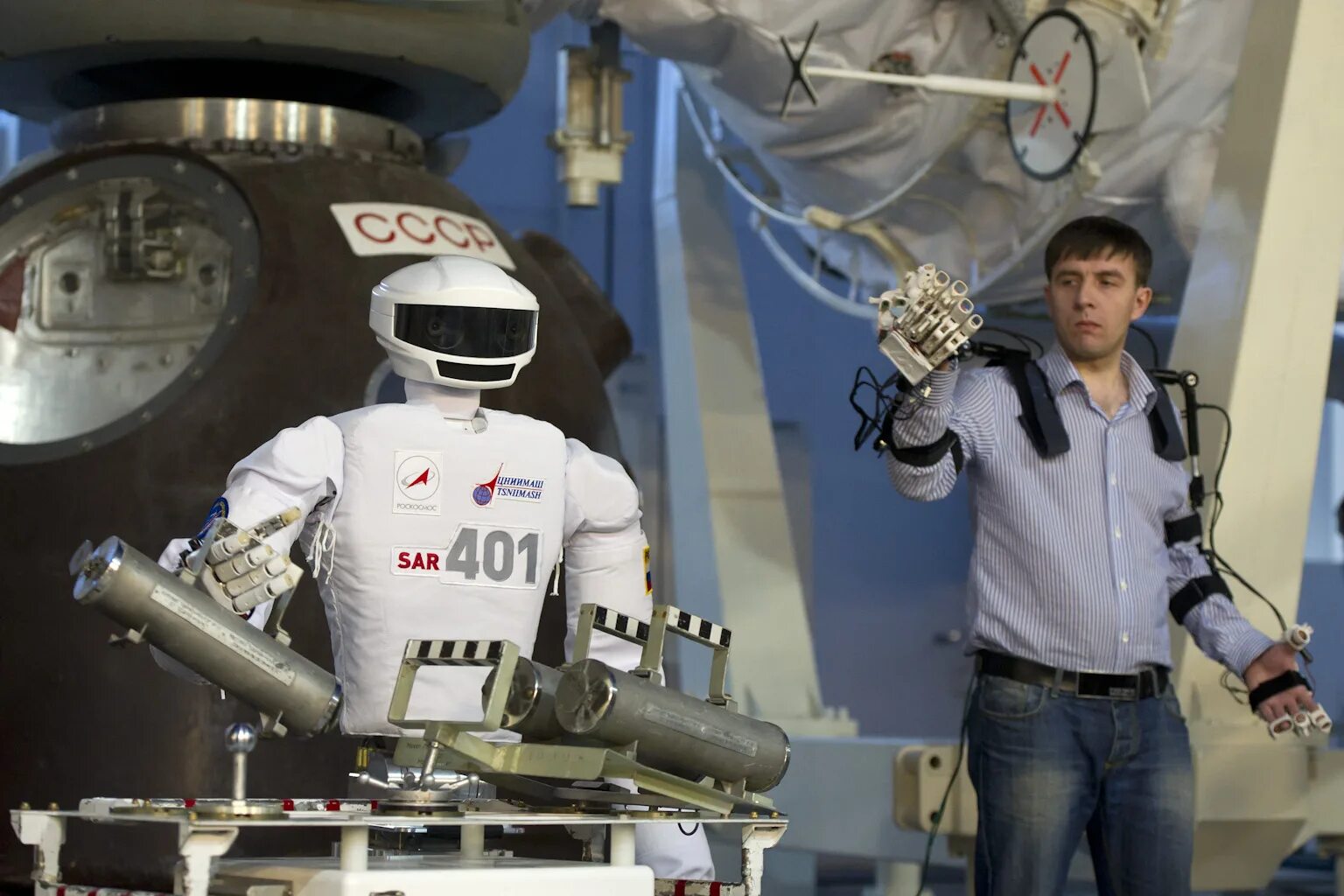 Первые космические роботы. SAR-401 робот. Роботы ученые. Робототехника в космосе.