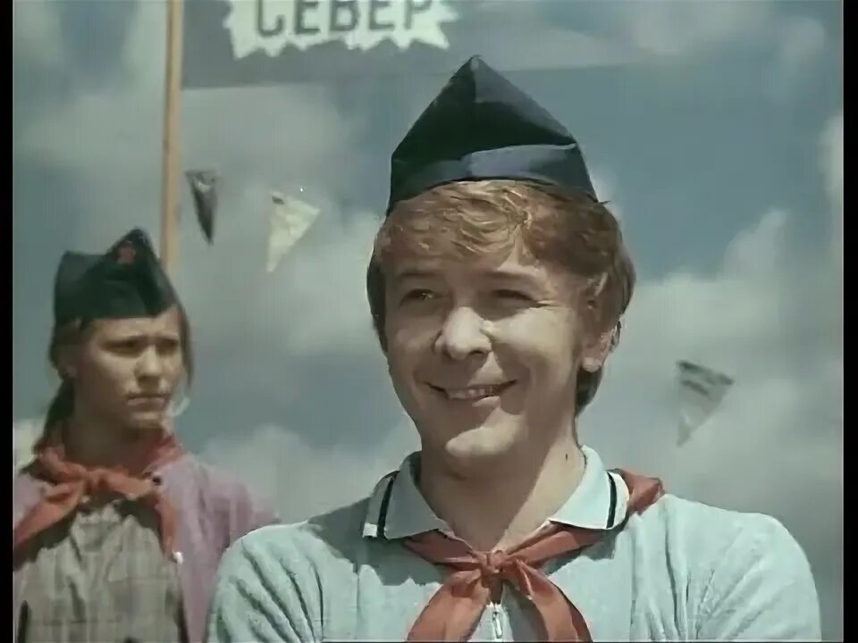 Между нами дикарями дзен. В нашем лагере с утра невозможная жара. Завтрак на траве танцы. Жарко картинки. В нашем лагере с утра невозможная жара.